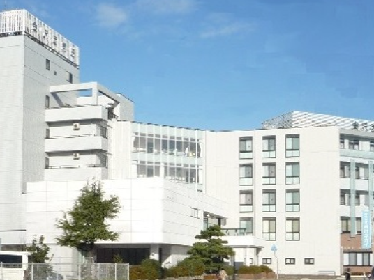 白い建物の外観  