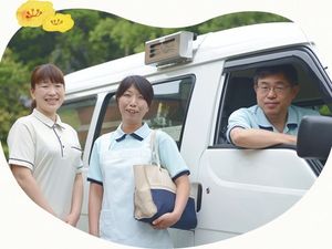 送迎車のスタッフと利用者  