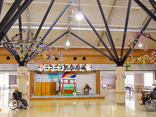 広々とした共有スペース 内観 自然光が降り注ぐ明るい空間には、車椅子でゆったりと過ごせる広さがあります。