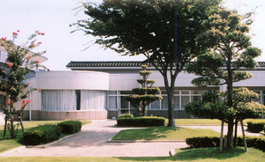 緑に囲まれた建物外観