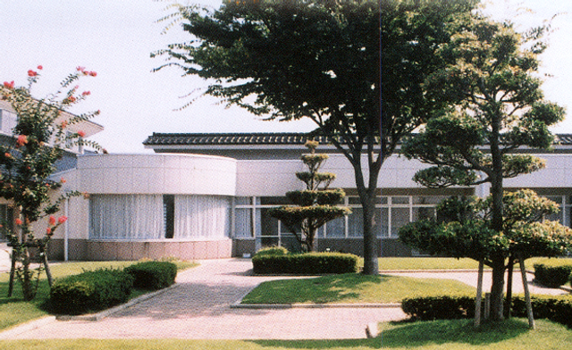 緑に囲まれた建物外観