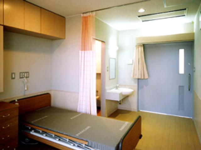 明るい居室 居室 自然光が差し込む明るい居室です。プライバシーを考慮したカーテンが設置されています。