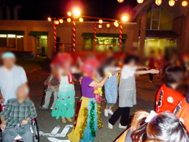 賑やかな夜の催し 外観 住人たちが賑やかに参加する夜のイベントです。楽しい交流の場があります。