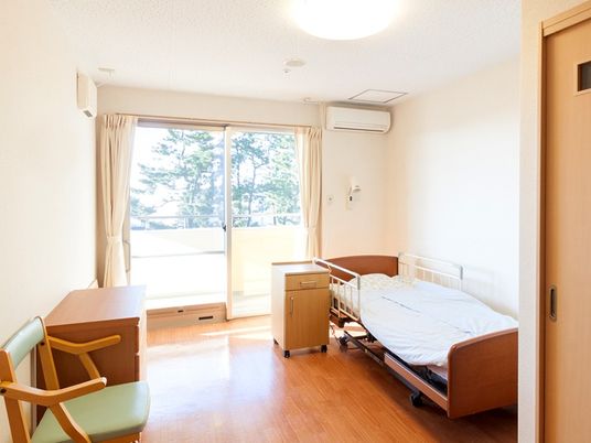 明るい居室のベッド  