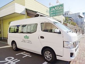 停車する送迎車
