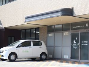 車と施設の外観