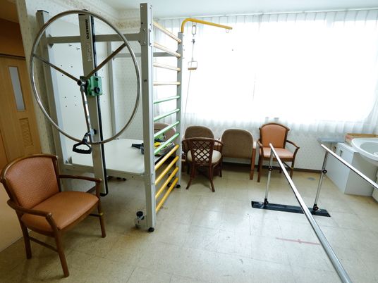 リハビリ器具が置かれた部屋