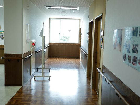 明るい施設の廊下
