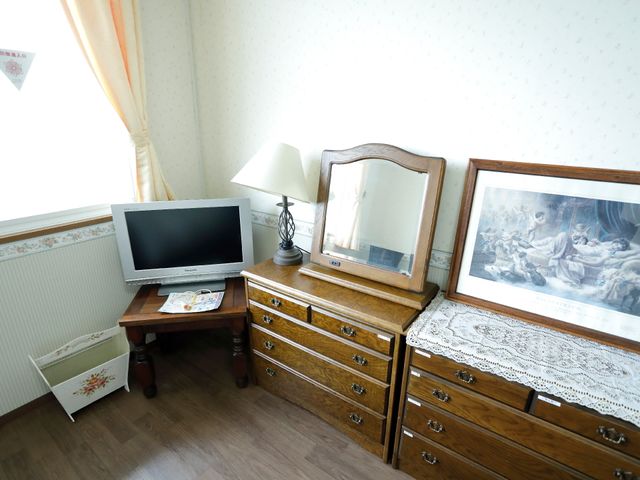 居室のテレビとミラー ローズ柄 落ち着いた雰囲気の居室です。個人の好みに合わせた小物で、快適な時間を過ごせます。