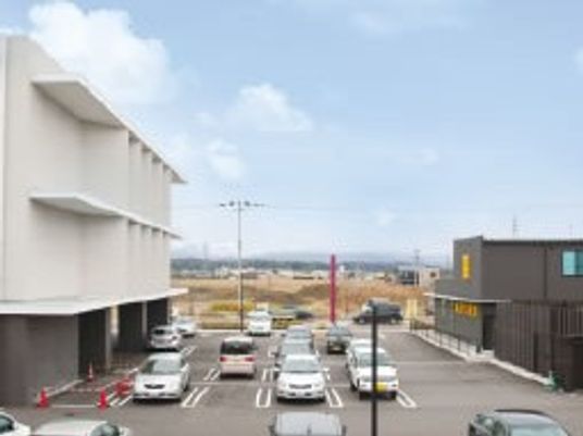 建物と駐車場の外観  