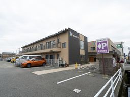 平屋建ての施設外観