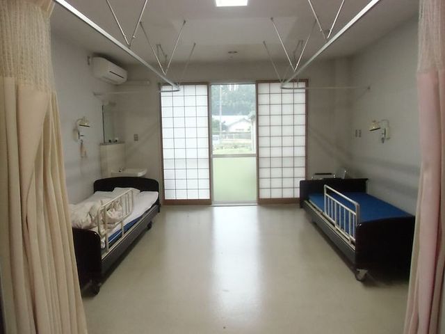 明るいベッドルーム 居室 自然光が心地よく差し込む明るい居室です。配置されたベッドでゆっくりと休むことができます。