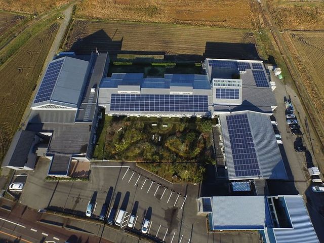 ソーラーパネルのある建物 外観 広大な庭を囲む建物です。敷地内には駐車スペースがあり、仕事環境として便利です。