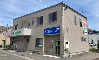 看板がある建物外観