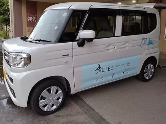 送迎車が停まるエントランス  