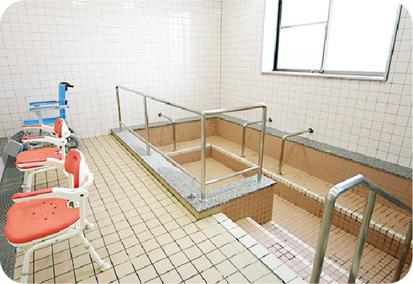 広めの浴槽の浴室