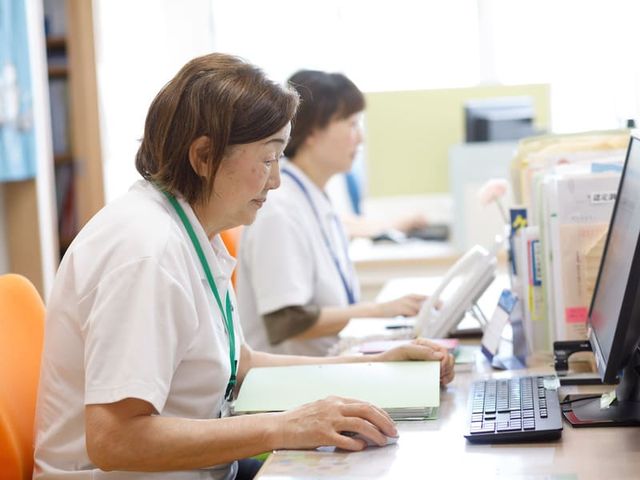 働くスタッフの様子 スタッフイメージ 落ち着いた環境で、スタッフが真剣に業務に取り組んでいます。介護の現場でのやりがいを感じられます。