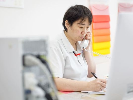 電話対応するスタッフ  