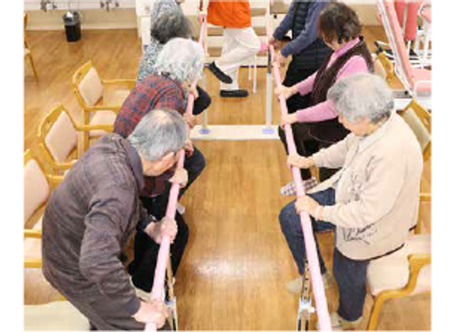 椅子に座って運動する人々