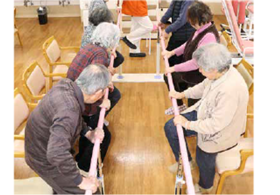 椅子に座って運動する人々