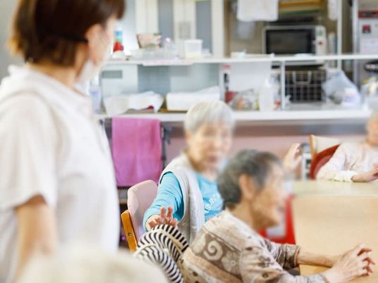 談笑する様子の居室