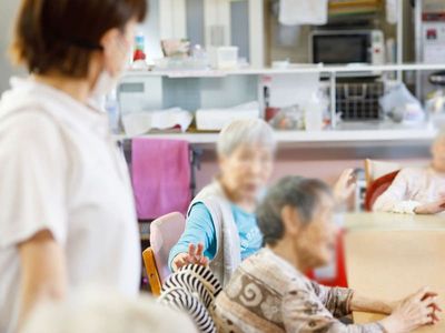 談笑する様子の居室