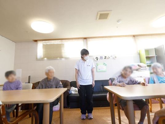 談笑する人々がいる部屋