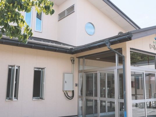明るい建物外観  