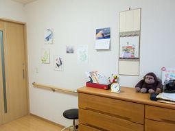 和やかな壁飾りの居室