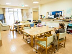 共有スペースでくつろぐ人たち