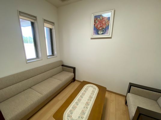 二人掛けソファの洋室