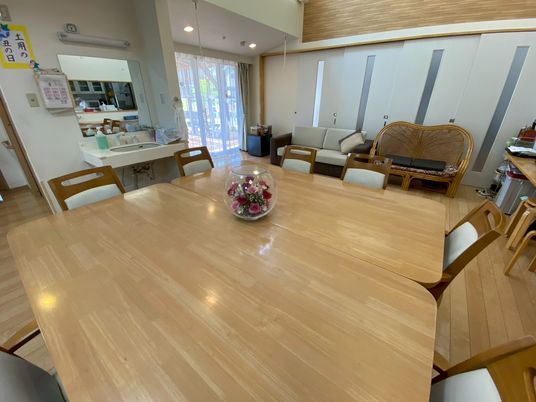 花の飾られたダイニング