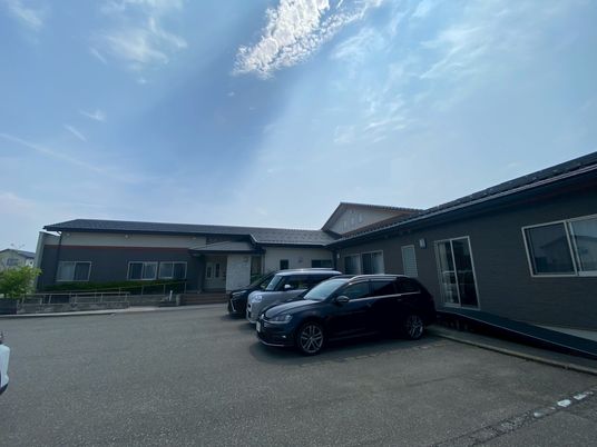 駐車場のある建物外観