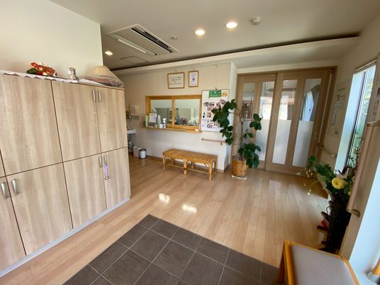 笑顔で支援するスタッフ