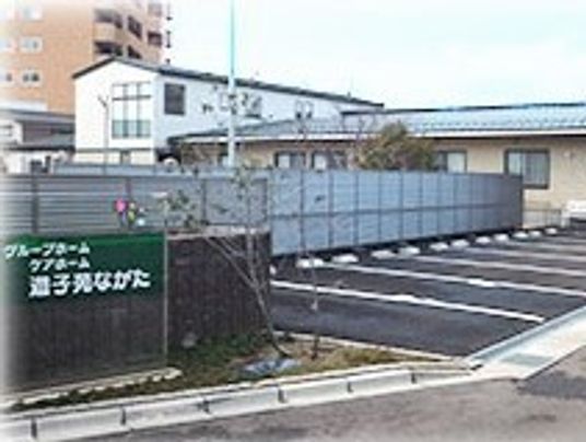 青と白の看板付き駐車場
