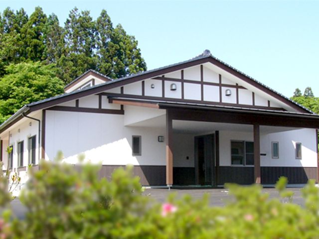 木造平屋の建物外観 外観 緑に囲まれた伝統的な平屋建築です。静かな環境で働くことができます。
