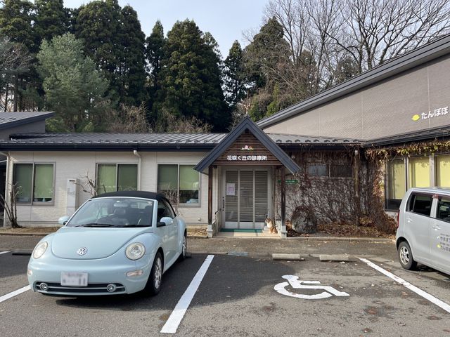 自然に囲まれた外観 外観 緑に囲まれた建物の前には、広い駐車スペースがあり、車の出入りが便利です。