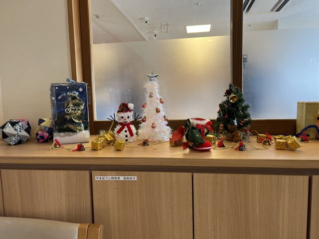 クリスマス飾りの棚 居室 温かみのある空間には、クリスマスの飾りが並べられています。季節感を楽しめる工夫です。