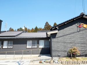 黒い外観の建物  