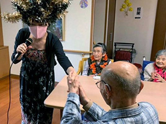 楽しい時間を過ごす居室