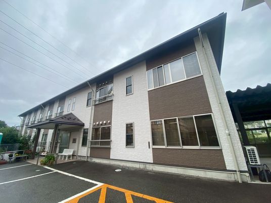 駐車スペース付き建物外観