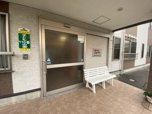 木製ベンチのあるエントランス