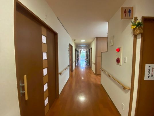 清潔で広い廊下