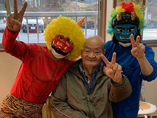 笑顔の仮装をした集まり