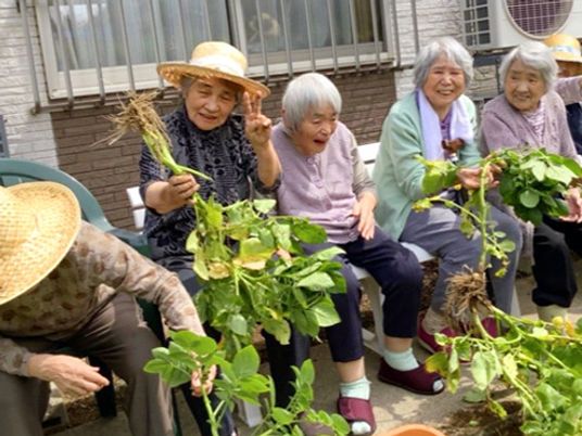 笑顔で園芸を楽しむ高齢者