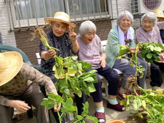 笑顔で園芸を楽しむ高齢者