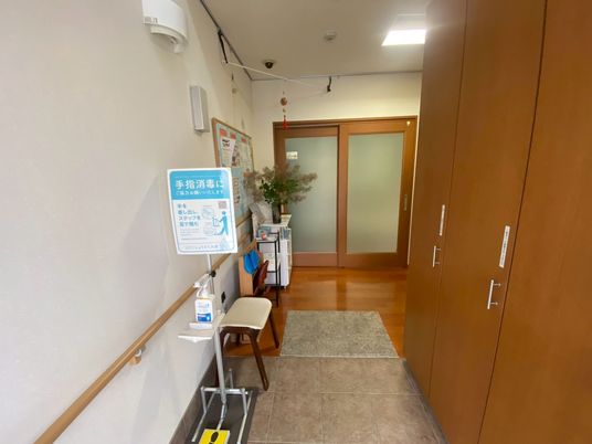 消毒設備のある廊下
