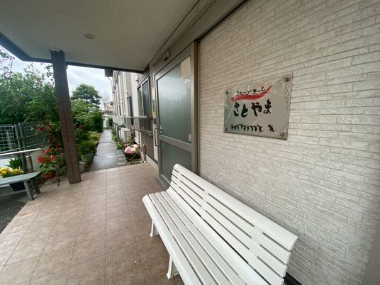 ベンチとエントランス