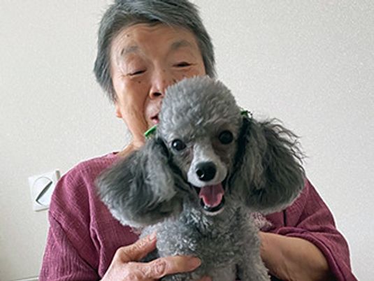 笑顔の高齢者と犬