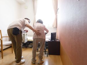 介助を受ける様子の居室